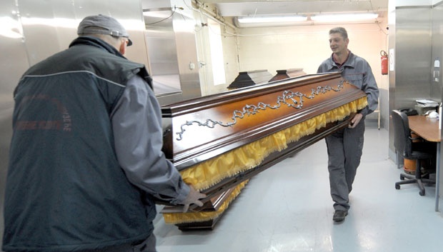 Излагање покојника у једној стамбеној згради у Куршумлији посвађало станаре